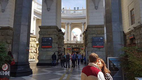 Внутренняя площадь Сочинского ЖД вокзала